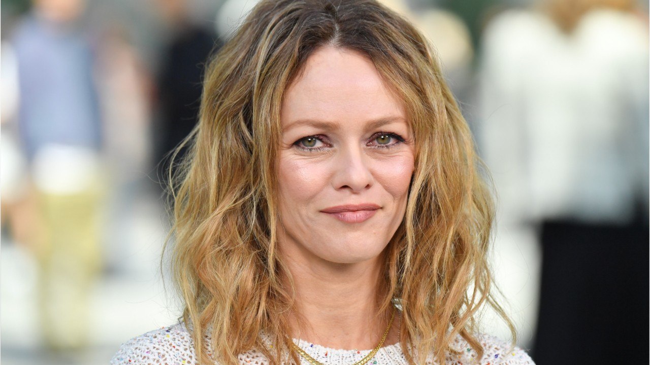 GALA VIDEO - "La personne que j'aime" : Vanessa Paradis se confie sur son mari Samuel Benchetrit.