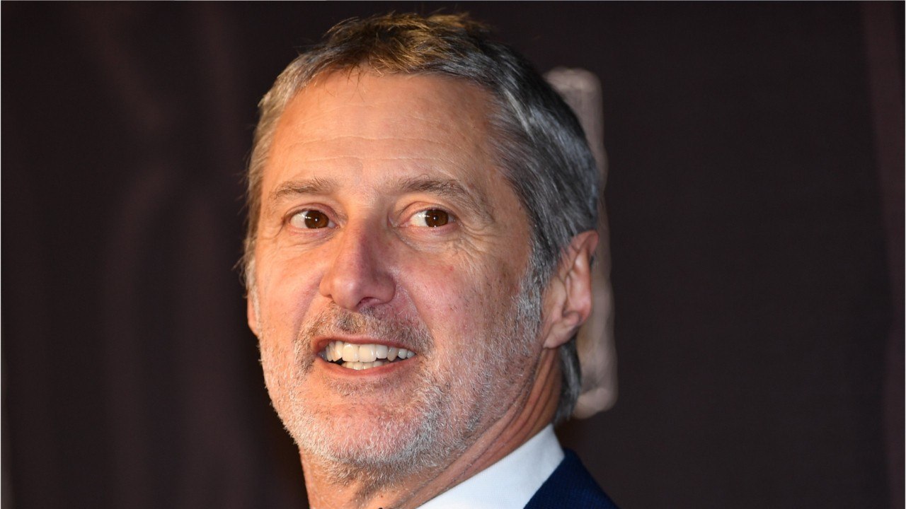 GALA VIDEO - "Fumer un pétard me rend parano" : Antoine de Caunes ironise sur sa "vie de moine"