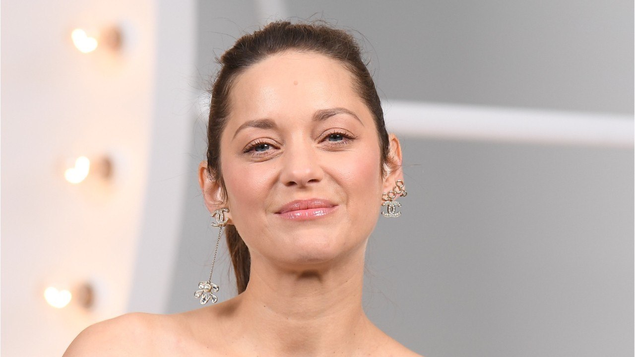 GALA VIDEO - « Tu progresses ! " : Nagui charrié par Marion Cotillard sur son accent (1)