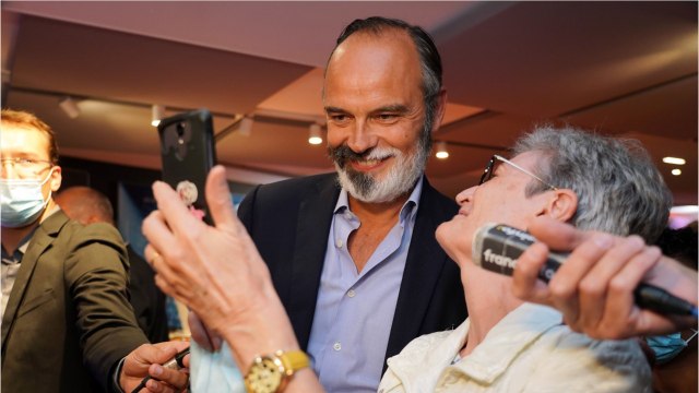 GALA VIDEO - « Il est beau-gosse : Édouard Philippe n'intéresse pas que pour sa politique…