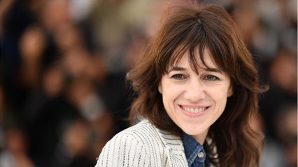 GALA VIDEO - Charlotte Gainsbourg se confie sur ses 1ers émois... et c'est surprenant !