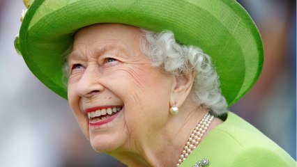 GALA VIDEO - Le blush d'Elizabeth II fait réagir la toile : au fait, qui maquille la reine ?