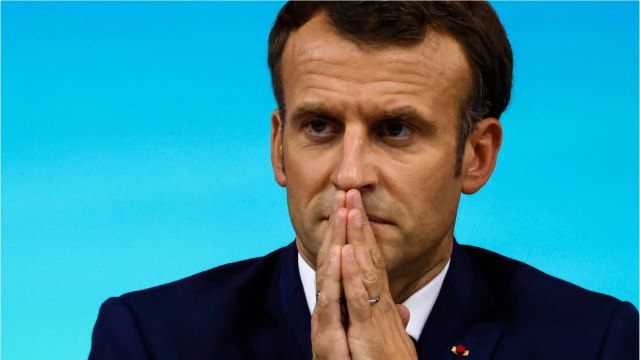 GALA VIDEO - Emmanuel Macron pas fan des « crop top à l’école : tenue correcte exigée !