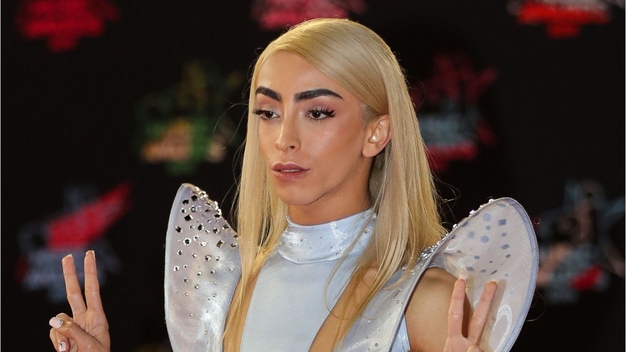 GALA VIDÉO - PHOTO – Bilal Hassani : câlins et baiser langoureux, il s'affiche plus amoureux que jamais.