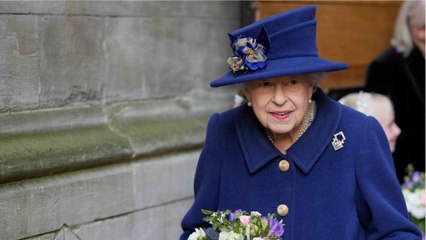 GALA VIDEO - Elizabeth II trop fatiguée pour sortir ses chiens : nouvelles révélations inquiétantes