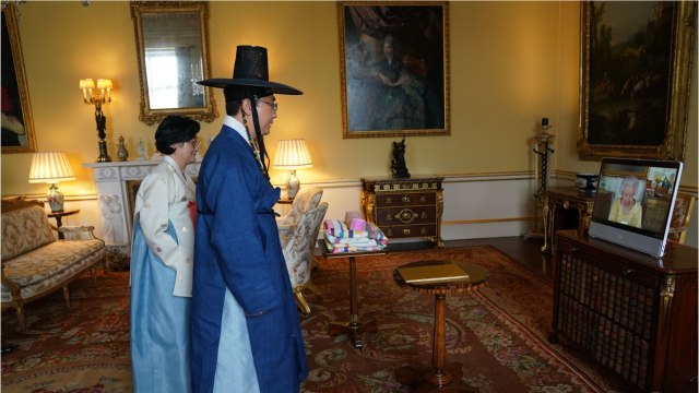GALA VIDEO - Elizabeth II souriante : première apparition publique depuis son hospitalisation