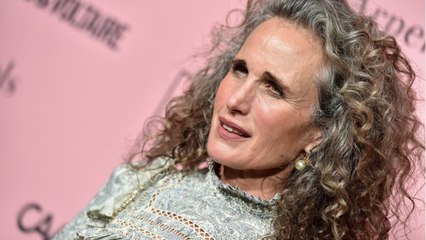 GALA VIDEO - « Complètement fou ! " : Andie MacDowell dément une « folle rumeur " la concernant.