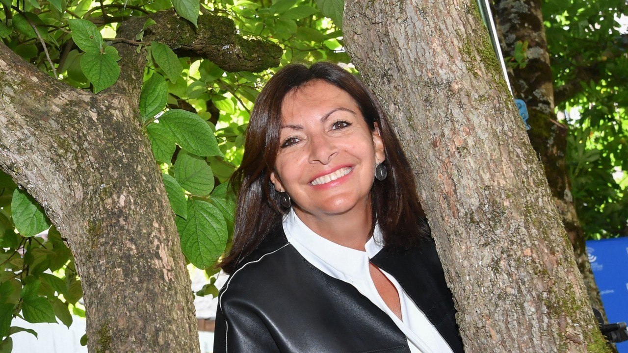 GALA VIDEO - Anne Hidalgo « en robe à fleurs et chaussures compensées dans un champ " : les attaques fusent