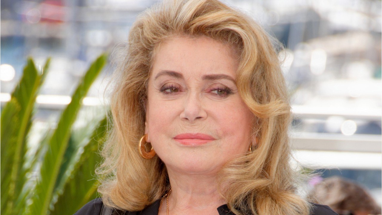 GALA VIDEO - Catherine Deneuve : comment elle a appris la mort de sa mère Renée Simonot, décédée à 109 ans