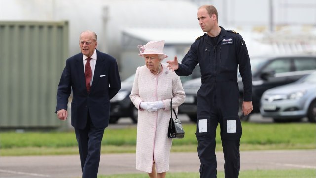 GALA VIDEO - Prince William : comment Elizabeth II et le prince Philip l'ont modelé pour son rôle de futur roi.