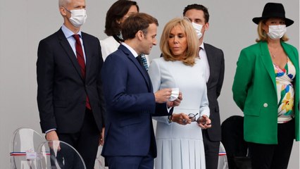 GALA VIDÉO - Emmanuel Macron (trop ?) dépendant de Brigitte : elle s'en amuse !