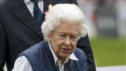 GALA VIDÉO - Elizabeth II à Balmoral : comment occupe-t-elle ses journées là-bas ?
