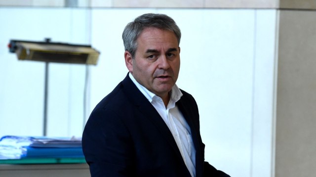 GALA VIDEO - « On va le dézinguer : Xavier Bertrand prévenu par l'entourage d'Emmanuel Macron