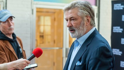 GALA VIDEO - Alec Baldwin : drame sur le tournage d’un film, l'acteur tue une collaboratrice par accident