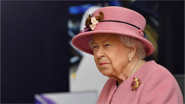 GALA VIDÉO - Elizabeth II malade : à 95 ans, va-t-elle lever le pied ?