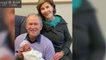 GALA VIDEO - George W. Bush et sa femme Laura fiers de présenter leur petite-fille Cora