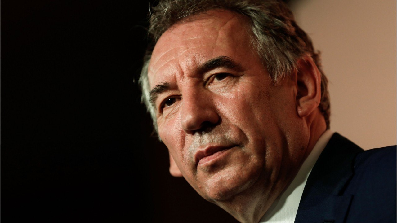 GALA VIDEO - François Bayrou « parano " : pourquoi il « ne dit plus rien " au téléphone.