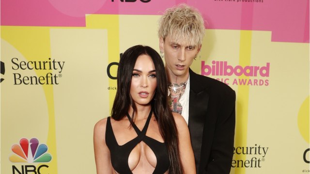GALA VIDEO - Megan Fox et Machine Gun Kelly : mains baladeuses et langue noire aux Billboard Awards