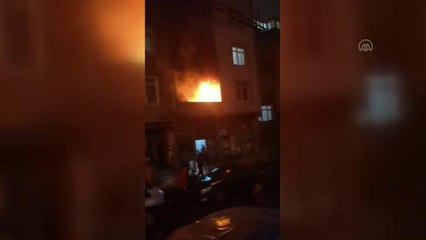 Son dakika haberi... Gaziosmanpaşa'da yangın çıkan binada mahsur kalan aileyi itfaiye kurtardı