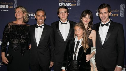 GALA VIDEO - Jean-Paul Belmondo : pourquoi ses enfants Paul et Stella ont « une relation compliquée "