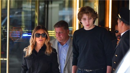 GALA VIDEO - Melania Trump : « une mère dévouée " pour Barron, « en mode survie "