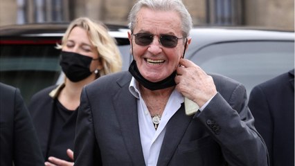 GALA VIDÉO - Alain Delon en pleine forme : il fête ses 86 ans avec ses fils