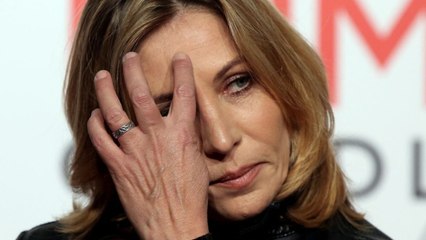 GALA VIDEO - PHOTO – « Il me manque tellement " : Mathilde Seigner très émue sur la tombe d'Yves Rénier.