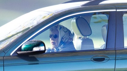 GALA VIDEO - Elizabeth II au volant de sa Jaguar : ce qui a surpris le photographe.