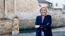 GALA VIDEO - Marine Le Pen : cet objet symbolique dédicacé par Brigitte Bardot qu’elle affiche fièrement dans ses locaux