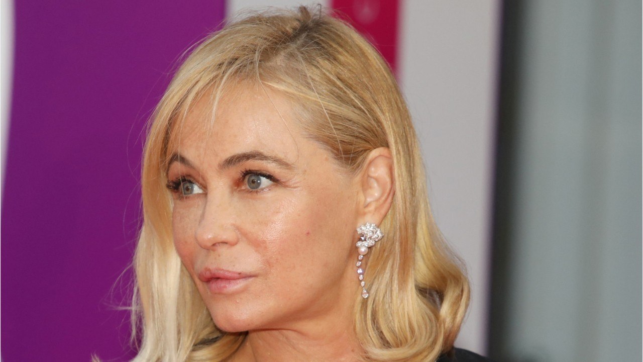 GALA VIDEO - Emmanuelle Béart distribue les uppercuts à Emmanuel Macron et François Hollande