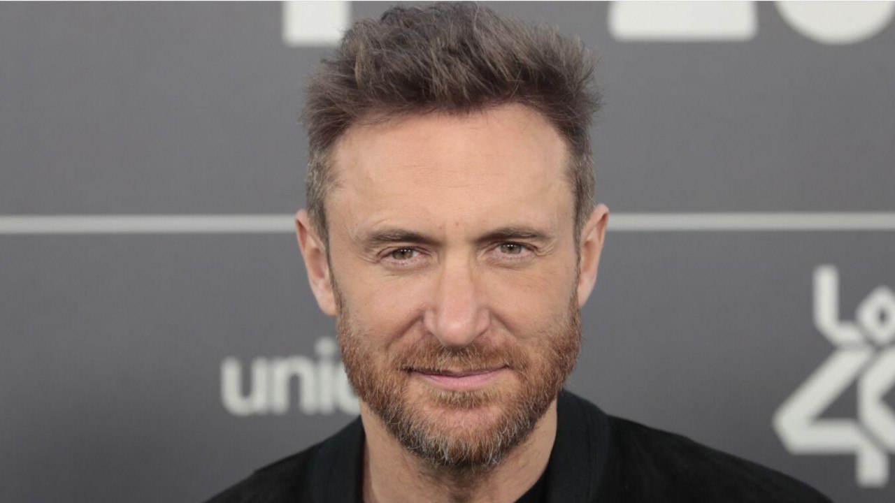 GALA VIDÉO – PHOTO – David Guetta fier de son fils Elvis : un grand câlin pour un grand événement.