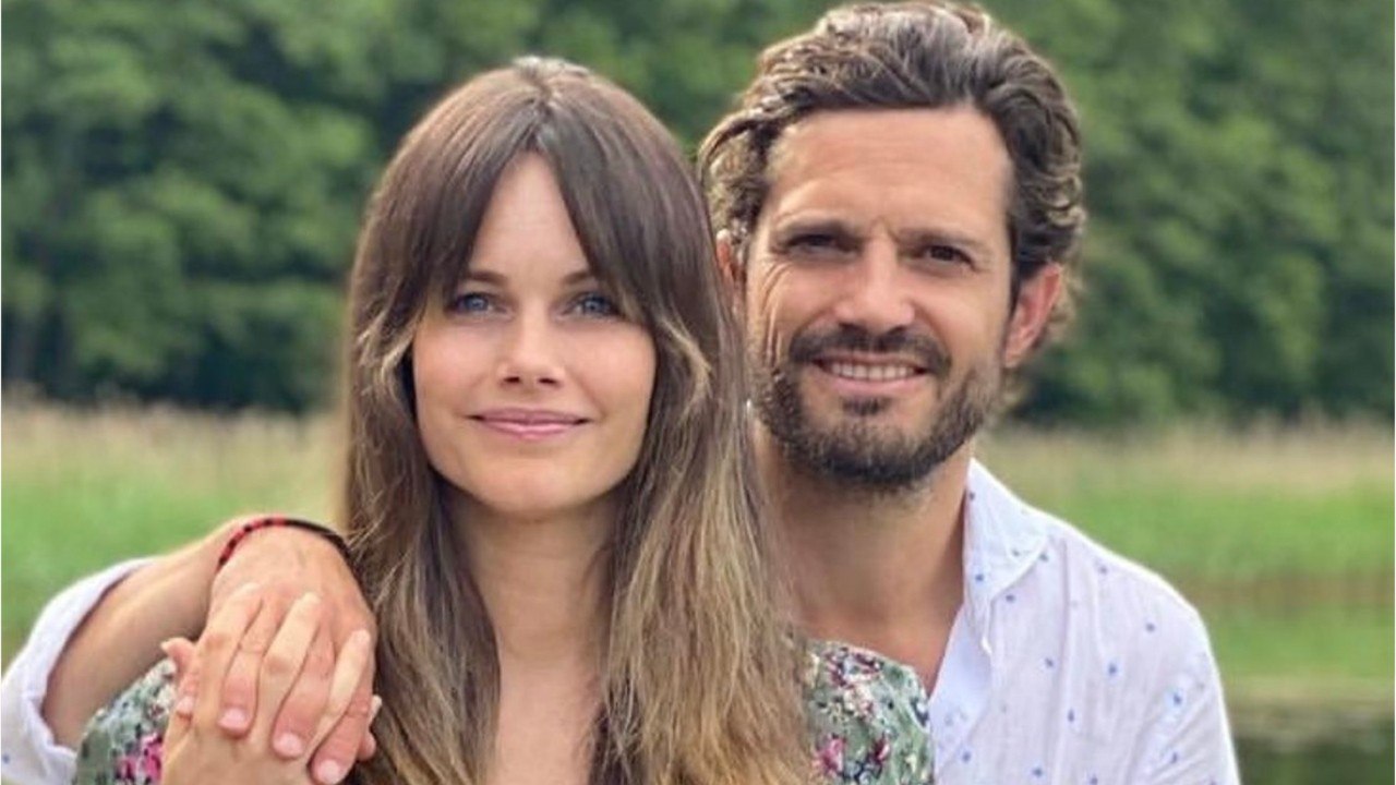 GALA VIDEO – Carl Philip et Sofia : nouveau cliché estival pour la famille royale de Suède