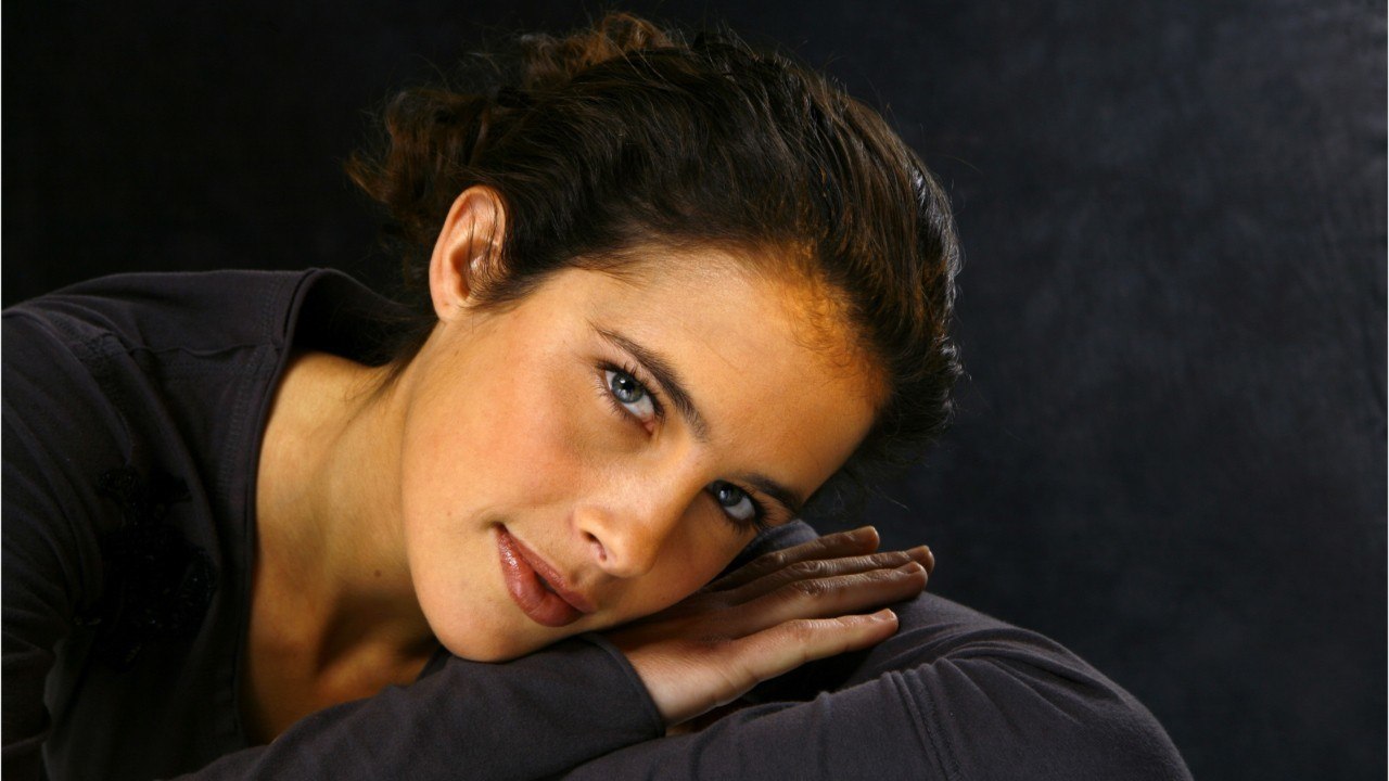 GALA VIDÉO - Clémence Castel « outrée " : cette question mal venue sur son attirance pour les femmes.