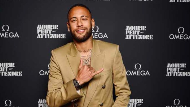 GALA VIDEO -Neymar : de l'avant-première de James Bond au défilé Balmain, sa folle soirée parisienne