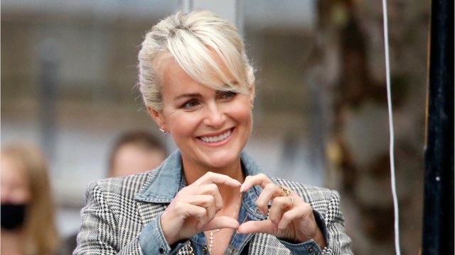 GALA VIDEO – « L’académie des immortels : Laeticia Hallyday pose avec Jalil Lespert et rend un bel hommage à Johnny