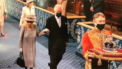 GALA VIDÉO - Elizabeth II au bras du prince Charles : son retour remarqué