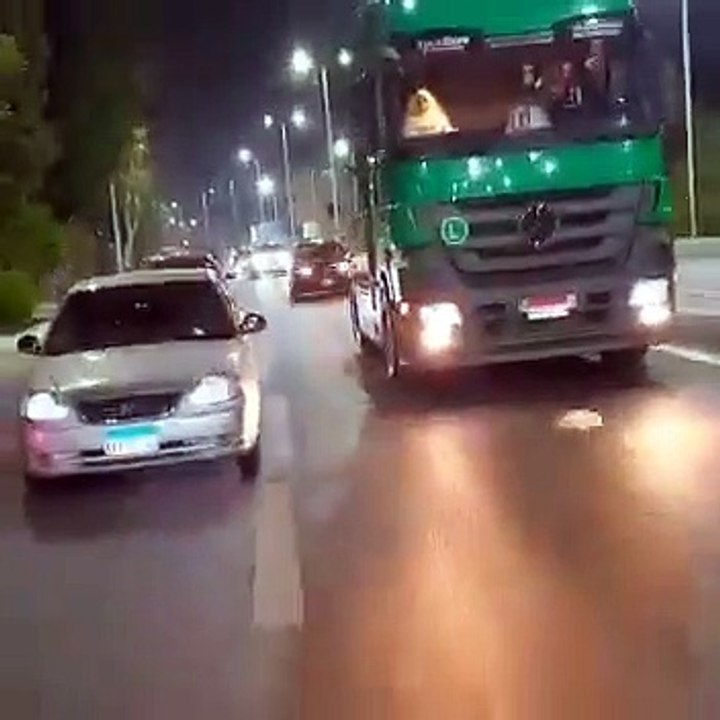 "زفة بالتريلا" عريس بإسنا يزف عروسه فى "شاحنة" على الطريق الزراعى