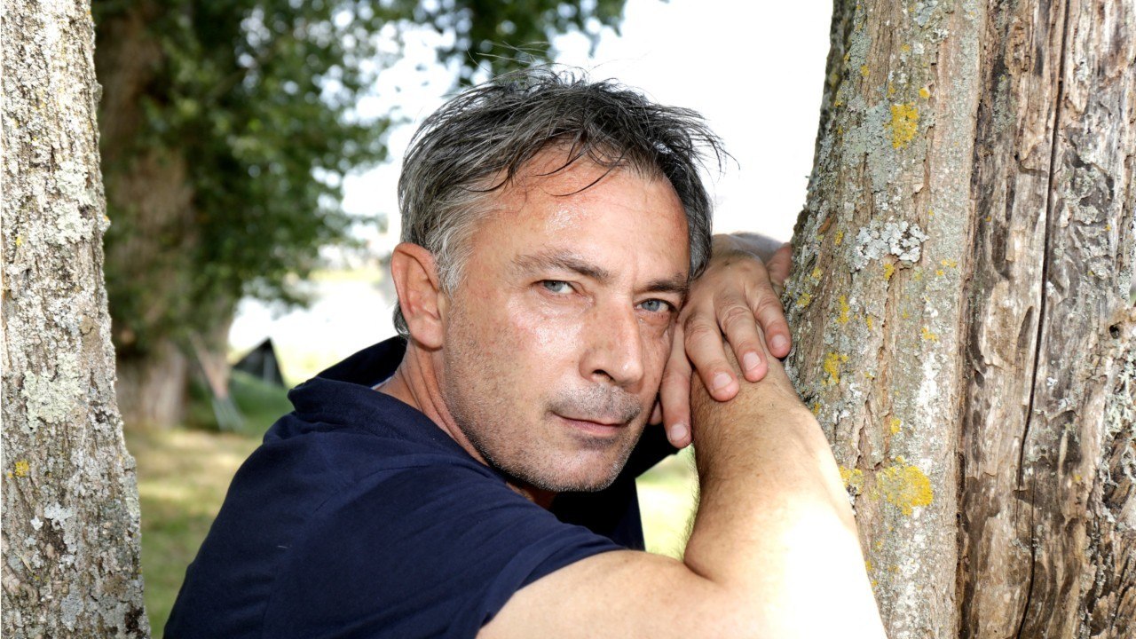 GALA VIDEO - Frédéric Deban (Sous le soleil) devenu sourd : « Ce handicap m’a volé ma vie "
