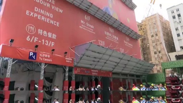Los bomberos rescataron el miércoles a más de 1.200 personas atrapadas en el WTC de Hong Kong