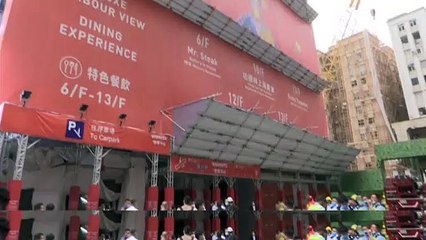 Los bomberos rescataron el miércoles a más de 1.200 personas atrapadas en el WTC de Hong Kong