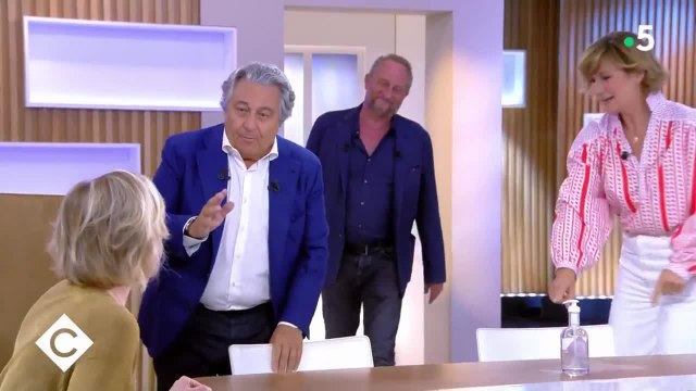 GALA VIDEO - Intenables ! : Christian Clavier et Benoît Poelvoorde mettent le souk dans C à vous