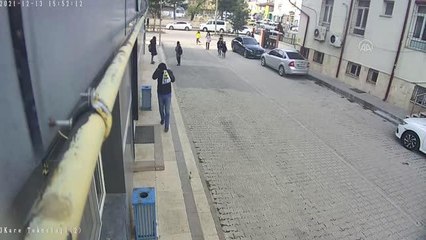 Son dakika... Bir grup çocuk kazada yaralanan yavru kedi için seferber oldu