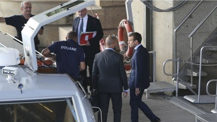 GALA VIDEO - Emmanuel Macron sur un bateau pour démissionner : ces images surréalistes qui ont marqué