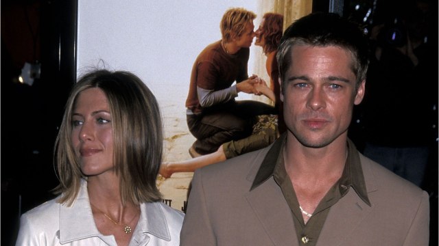 GALA VIDÉO - Amis ou amants ? Jennifer Aniston en dit plus sur sa relation avec Brad Pitt…