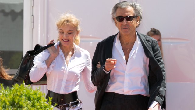 GALA VIDEO - Arielle Dombasle en roue libre : ses confidences coquines sur Bernard-Henri Lévy