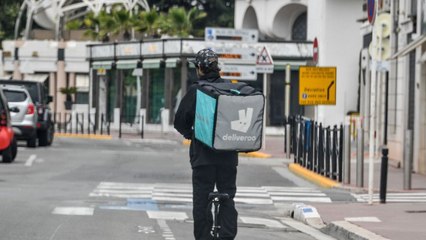 GALA VIDEO - « Tout le monde a besoin de travailler " : cet ancien ministre devenu livreur.