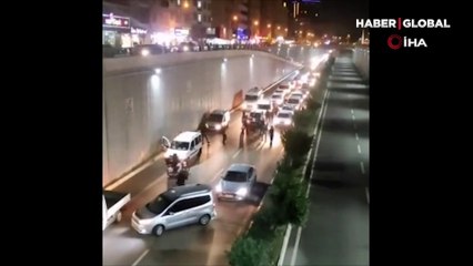 Hatay'da trafiğin ortasında durup göbek attılar