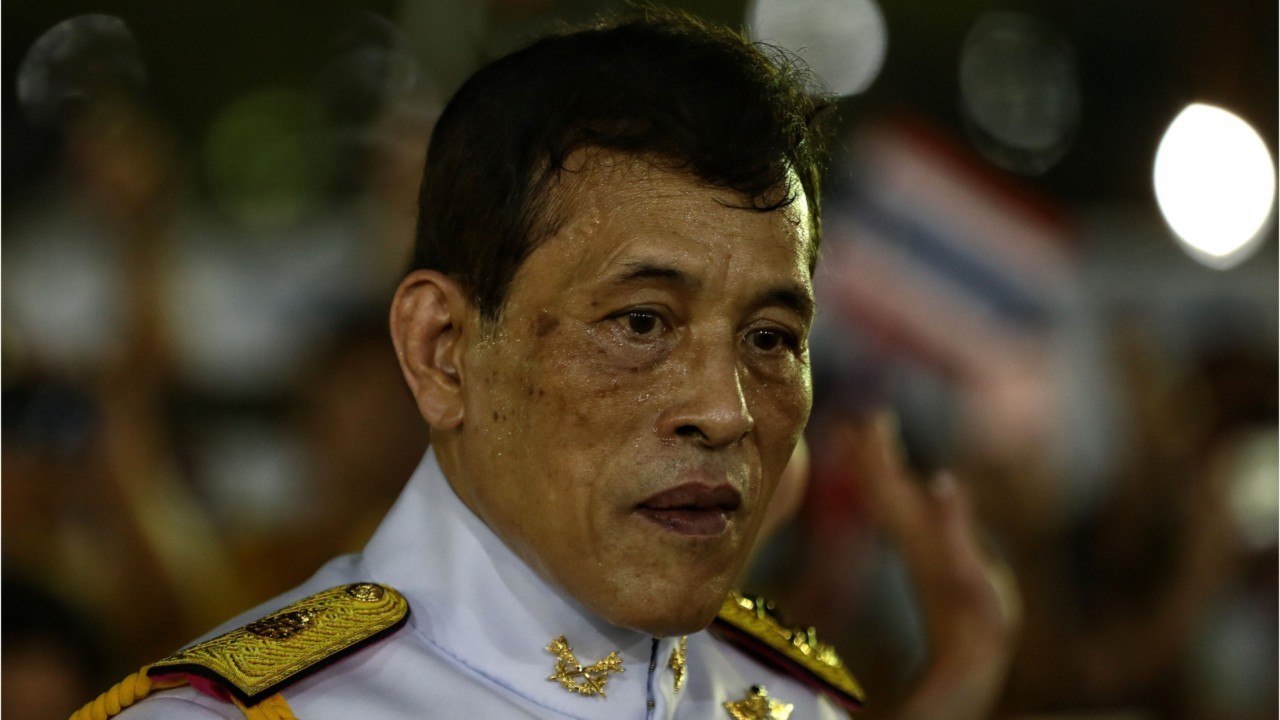 GALA VIDEO - Le roi de Thaïlande gravement malade : les rumeurs persistent et s’intensifient.