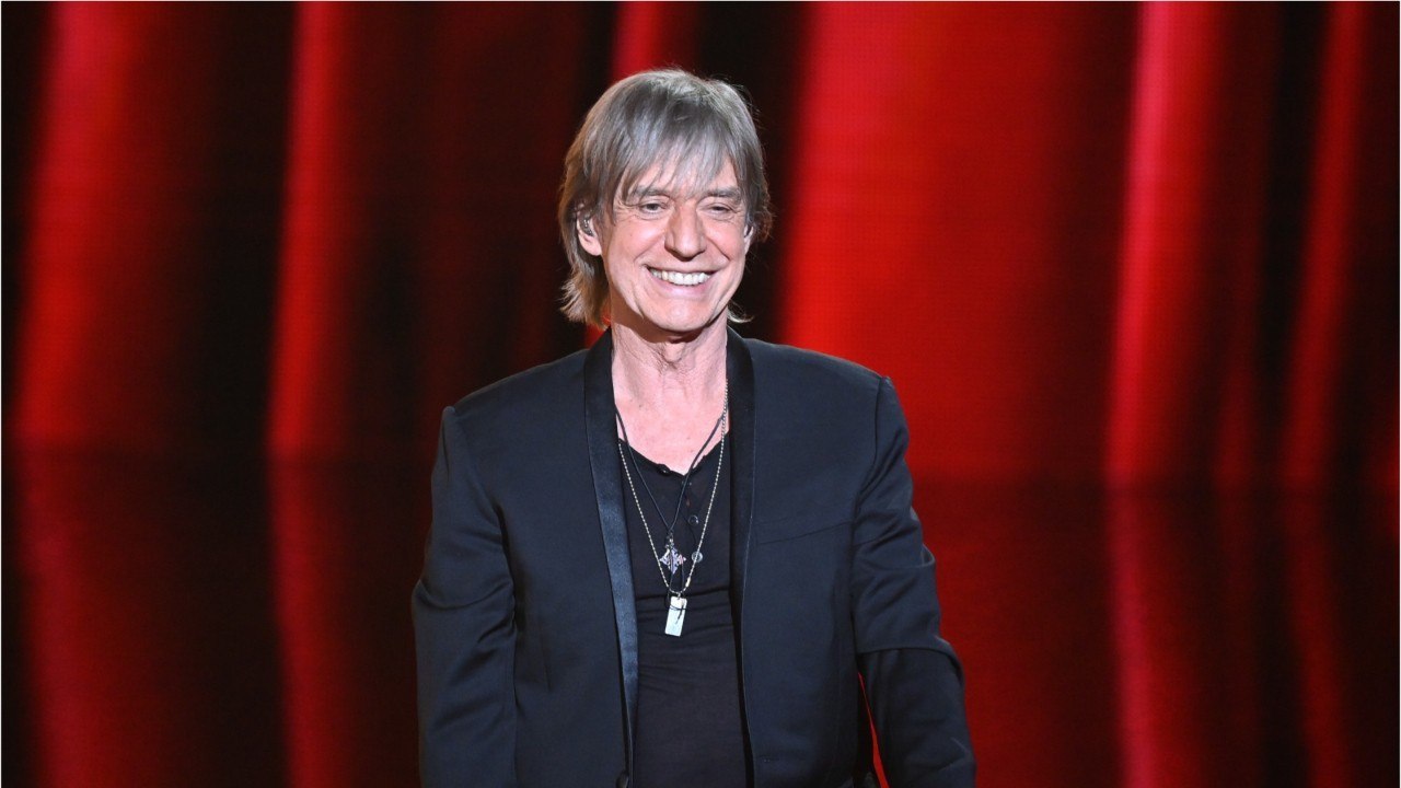 GALA VIDEO - "J'ai la tête qui tourne" : Jean-Louis Aubert encore fragilisé après son opération du coeur.