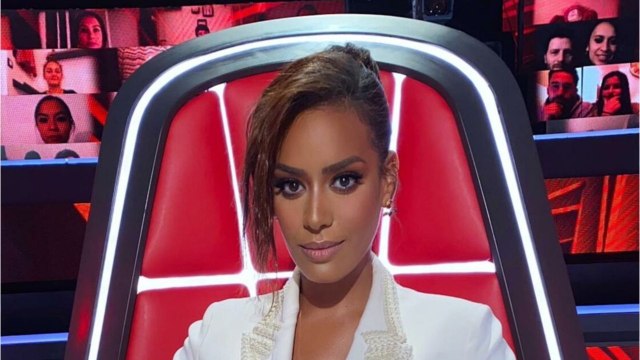 GALA VIDÉO - Amel Bent chic en costume blanc : son styliste dévoile les détails de sa tenue dans The Voice.
